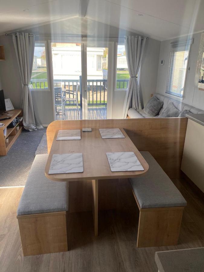 Modern 3 Bedroom Caravan Near The Beach Walton-on-the-Naze Exterior foto