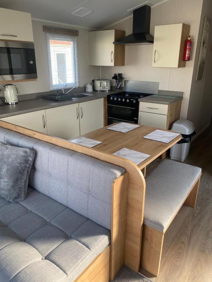 Modern 3 Bedroom Caravan Near The Beach Walton-on-the-Naze Exterior foto