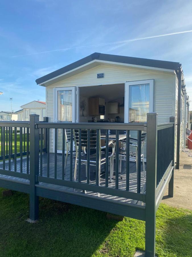 Modern 3 Bedroom Caravan Near The Beach Walton-on-the-Naze Exterior foto